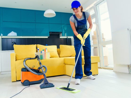 femme de ménage nettoyant le sol