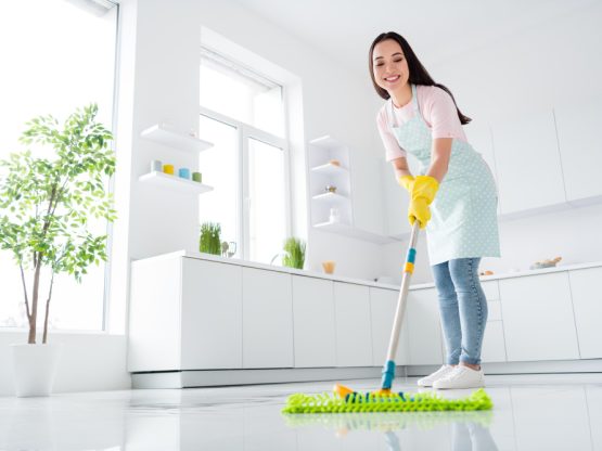 nettoyeur nettoyant le sol de la cuisine